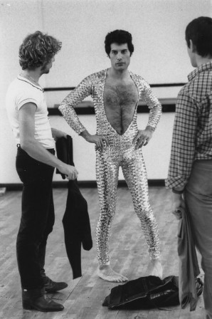 QUEEN Freddie Mercury and The Royal Ballet 1979 poils et paillettes.jpg, janv. 2021