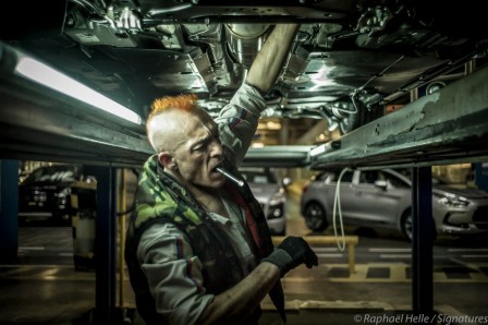 Raphaël Helle Un ouvrier de l'usine Peugeot de Sochaux coiffure punk Peugeot not dead 2.jpg, avr. 2023