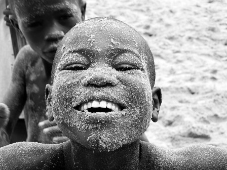 Raul Santua garçon noir de Benguela regarde je suis blanc.jpg, août 2020