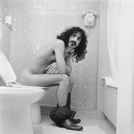 Robert Davidson Frank Zappa on the Toilet The royal garden Hotel London 1967.jpg, nov. 2020