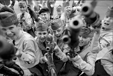 Robert Lebeck Child cadets in an American Military Academy USA 1968 arme les garçons.jpg, janv. 2021