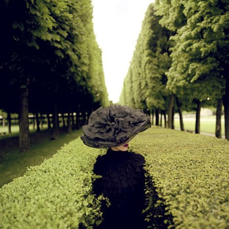 Rodney Smith Woman with Hat Between Hedges Parc de Sceaux France 2004.jpg, mai 2023