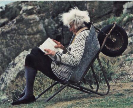 Rowena Cade wheelbarrow Cornwall 1977 dans la famille Brouette Zèle la mère la vieille qui lisait au bord de la mer.jpg, avr. 2023