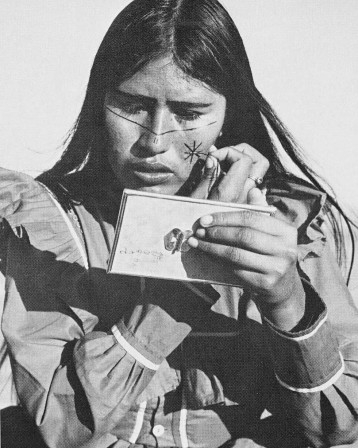 Ruth Kirk, Seri woman, 1959. María Burgos beginning a delicate facepainting pattern les marques rituelles.jpg, févr. 2023