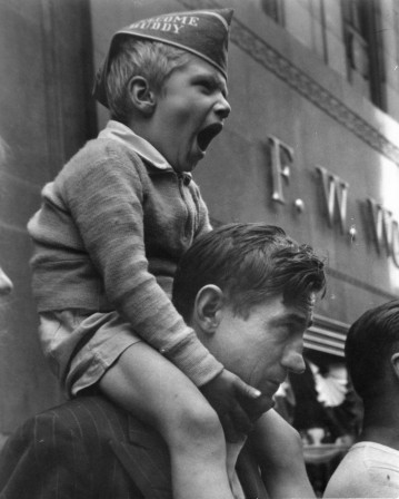 Ruth Orkin parade  1960s fête des pères.jpg, juin 2021