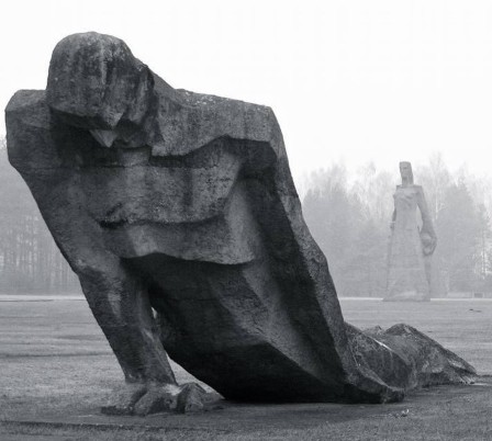 Salaspils Memorial Ensemble  Riga district Latvia debout les damnés de la terre.jpg, févr. 2023