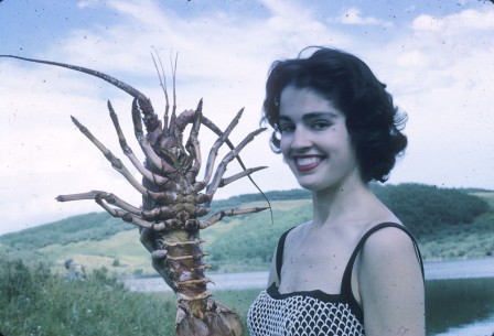 Scuba diver Heather McEwen with a crayfish spiny lobster Alberta 1962 ma mère et moi.jpg, nov. 2019