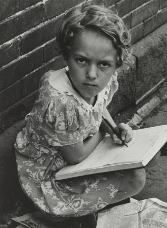 Sid Grossman Chelsea New York 1938 école de la rue tout le monde n'a pas eu la chance d'avoir des parents communistes.jpg, juin 2021