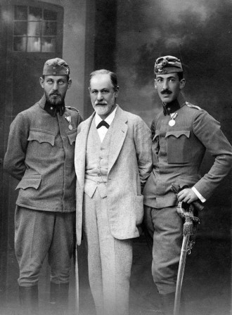 Sigmund Freud avec ses fils, Ernst et Martin, qui ont servi dans l'armée de Habsburg dans la Seconde Guerre mondiale c. 1914.jpg, oct. 2020