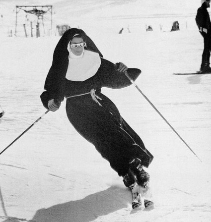 Sister Carolina a Roman Catholic nun 1975 nonne à ski.jpg, janv. 2021