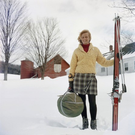 Ski bum Alice Clement, a waitress and dishwasher at Stowe, Vermont when not on the slopes, carrying her skis on the way to a run, circa 1960 journée de ski.jpg, nov. 2020