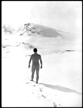 Smoker in the snow 1909 Swedish Digital Museum journée mondiale sans tabac.jpg, mai 2023