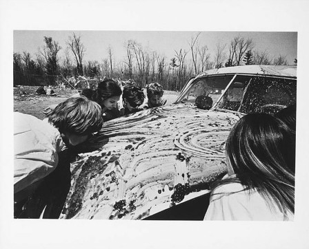 Sol Goldberg’s photograph of participants in Allan Kaprow’s Women licking jam off a car from his happening household 1964 et ma voiture tu l'aimes ma voiture.jpg, déc. 2021