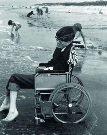 Stephen Hawking à la plage 1971.jpg, juil. 2020