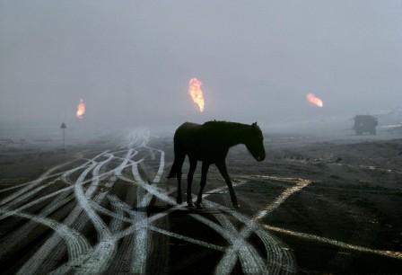 Steve McCurry Al Ahmadi oil field Kuwait 1991 des nouvelles de la Cop 2.jpg, déc. 2023