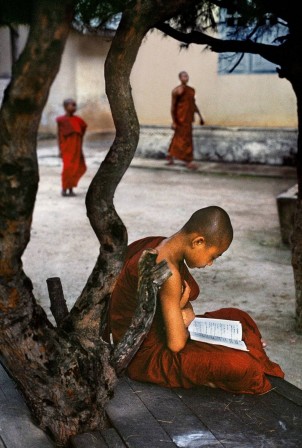 Steve McCurry jeune moine étudiant le Dharma Birmanie 1995 quand le wifi était en panne les jeunes s'occupaient dans la cour.jpg, juil. 2021