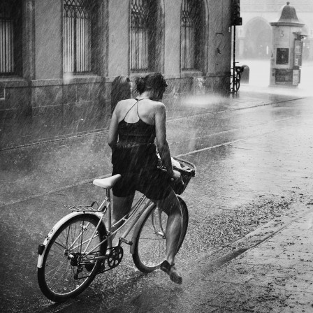 Street Photography by Hubert Adamus vélo la fille sous la pluie.jpg, sept. 2021