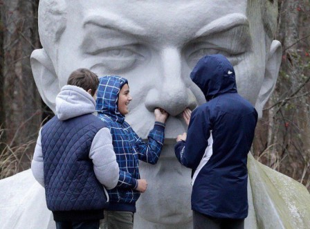 Students play at a statue of Soviet Union founder Vladimir Lenin on Oct. 27, 2017 at the Lenin Hut Museum outside St. Petersburg.jpg, fév. 2020