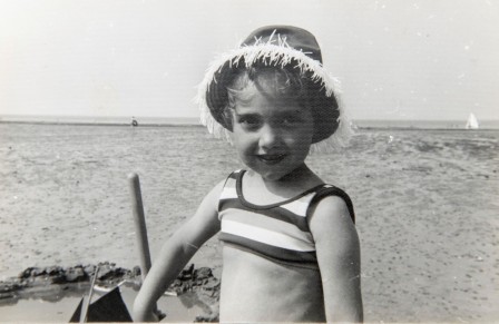 Sur la plage de Saint Aubin sur Mer Calvados où Elisabeth Borne allait en vacances enfant.jpg, avr. 2023