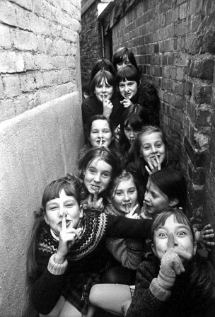 Terry Spencer. British Children Outdoor Games in London Suburbs 1970 chut surprise.jpg, nov. 2020