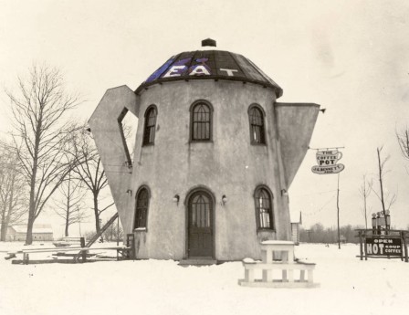 The Coffee Pot in Austin It opened in 1928 and was demolished in the 1960s This photo was taken in the 1940s l'heure du café.jpg, janv. 2022