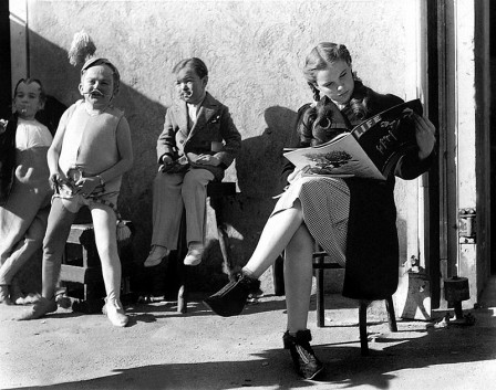 The Wizard of Oz behind the scenes Judy Garland 1939 en attendant.jpg, oct. 2021