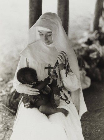 The nun's story 1959 gelatin silver production stills Audrey Hepburn on location for the 1957 Warner Bros. production The Nun's Story, Belgian Congo, 1956.jpg, déc. 2020