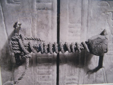 The unbroken seal on King Tutankhamun's tomb, which stayed 3,245 years untouched until the excavation in 1922.jpg, juin 2021