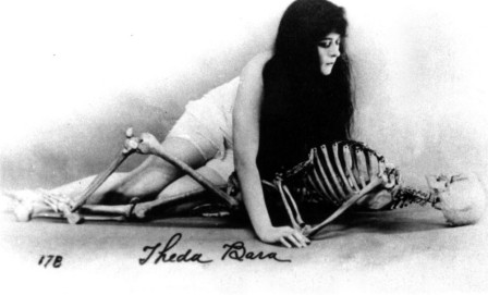 Theda Bara, the original vamp, posing with a skeleton as publicity for the silent film A Fool There Was 1915 et mon cadeau de Saint-Valentin.jpg, janv. 2023