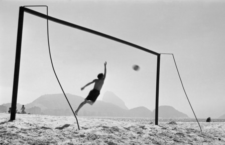 Thomaz Farkas copacabana Rio de Janeiro 1947 foot le ciel semblait à ma portée.jpg, fév. 2021