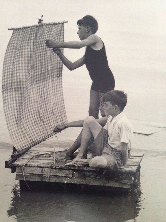 Three young boys sailing a home-made raft at Frinton-on-Sea Essex 1934 Photo by Reg Speller Getty Images radeau.jpg, fév. 2021