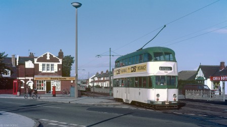 Tim Boric A Blackpool double-decker tram enters Fleetwood at the crossing of Meadow Avenue and Fleetwood Road, 1985.jpg, janv. 2021