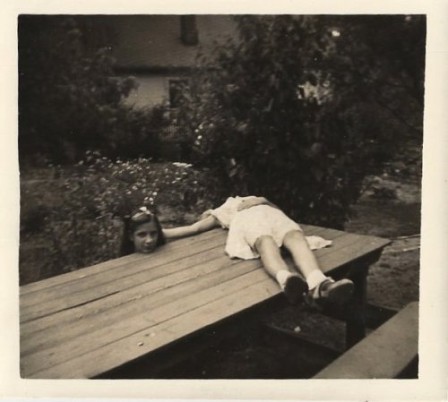 To appear headless while taking a photo AKA horsemanning was a popular way to pose in the 1920s fille sans tête.jpg, déc. 2021