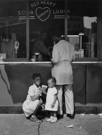 Todd Webb 125th Street Red Heart New York 1946 le goûter.jpg, juin 2021