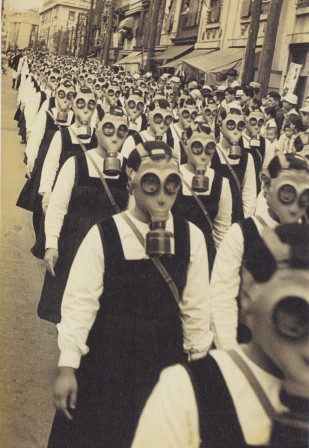 Tokyo fin des années 30 défilé masque.jpg, avr. 2020