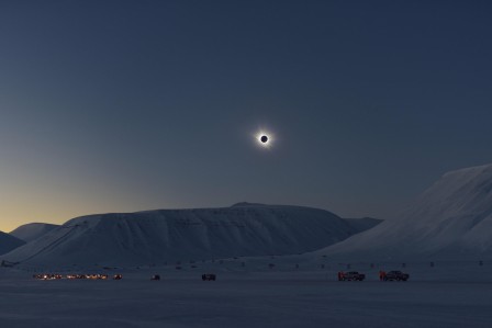 Total solar eclipse in Norway soleil noir.jpg, déc. 2020