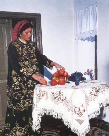 Traditional women’s dress from Leskovik Albania les fruits de l'Albanie.jpg, juil. 2021