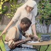 Un vétéran sénégalais qui a perdu ses deux bras pendant la Première Guerre mondiale écrit une lettre avec ses nouveaux membres prothétiques à l'École de réadaptation professionnelle pour amputés de Paris, 1918.jpg, nov. 2020