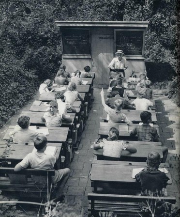 Une salle de classe en plein air aux Pays-Bas. Des écoles furent construites sur ce modèle pour les enfants malades et pour lutter contre la tuberculose.jpg, juin 2020