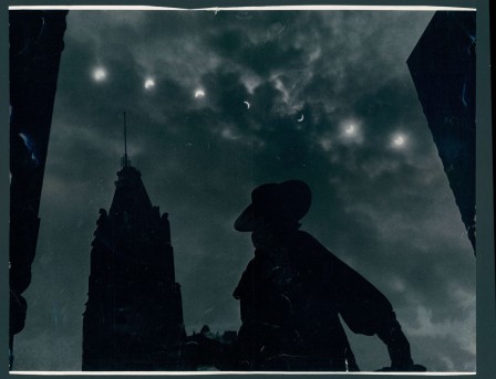 Unknown Eclipse of sun from the steps of Baltimore’s court house Photo dated May 1970 souviens-toi il n'y avait pas de soleil ce jour là.jpg, janv. 2022