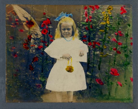 Unknown Hand-colored photograph Museaum of Folk Art ne fronce pas ton front.jpg, juin 2023