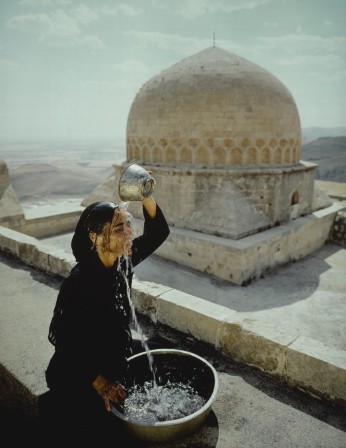 Untitled piece from Shirin Neshat’s Soliloquy series Iran 1999 les ablutions.jpeg, mars 2023