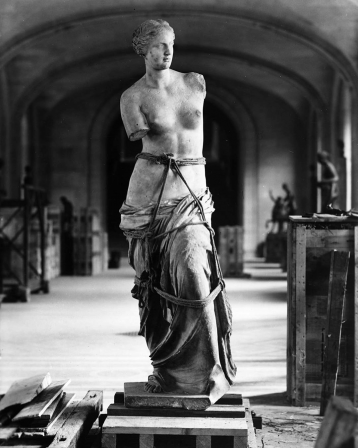 Venus de Milo at the Louvre about to be evacuated at the beginning of the World War II 1939 photographed by Angèle Dequier ne me quitte pas.png, nov. 2021