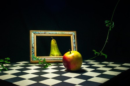 Véronique Peyle le gambit de la visioconférence nature morte miroir fruit.jpg, oct. 2022