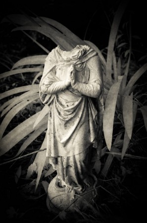 Véronique Peyle statue sans tête prions.jpg, oct. 2021