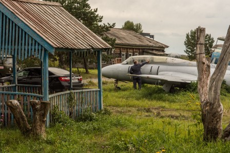 Vitalii Emeljanof l'avion dans le jardin.jpg, nov. 2021