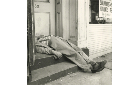 Vivian Maier New York NY May 1953 Man Sleeping in Doorway.png, mai 2023