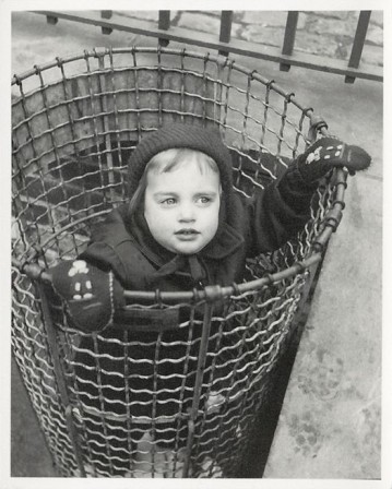 Vivian Maier enfant dans une poubelle fête des mères bonne fête maman.jpg, juin 2023