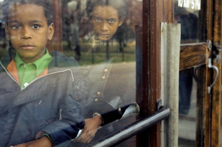 Vivian Maier enfants noirs derrière la vitre.jpg, juin 2020