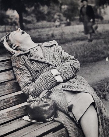 Vivian Maier femme endormie sur un banc dimanche.jpg, mai 2023